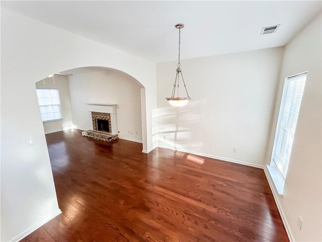 Photo - 2027 Oakbluff Way SW