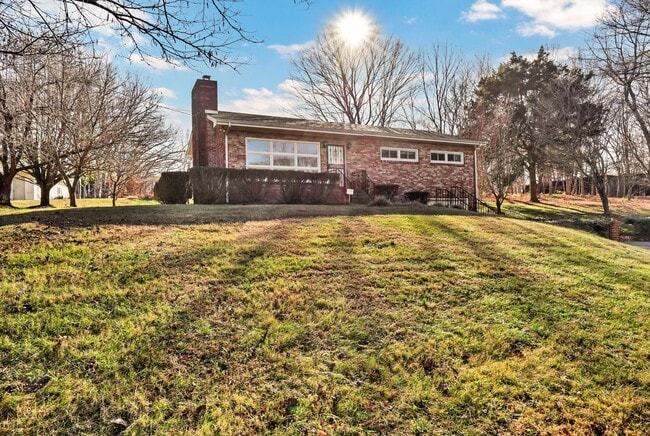 Photo - 780 Rossview Rd