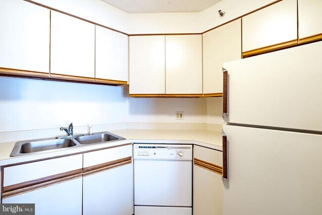 Photo - 2018 Walnut St Unit 17J