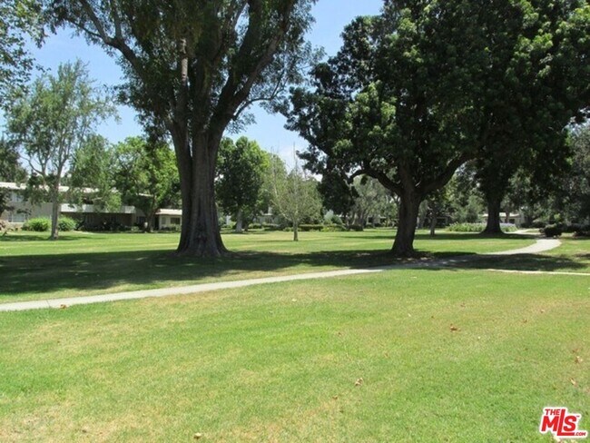 5176 Village Green