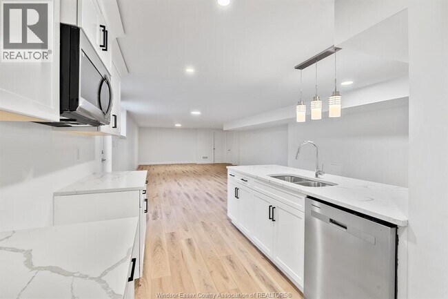 Photo - 253 Livingstone Cres