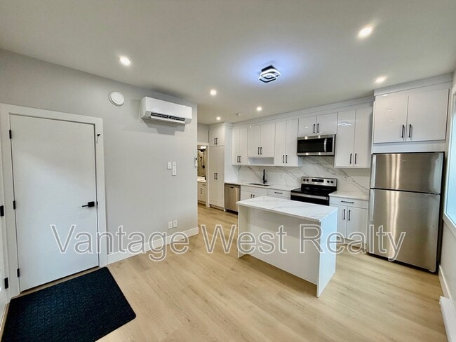 Building Photo - 1671 Highland Dr N