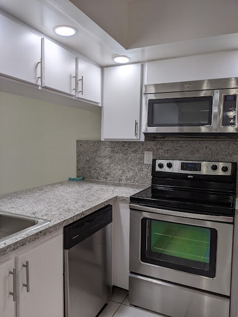 Kitchen - 6800 Cypress Rd Unidad 107