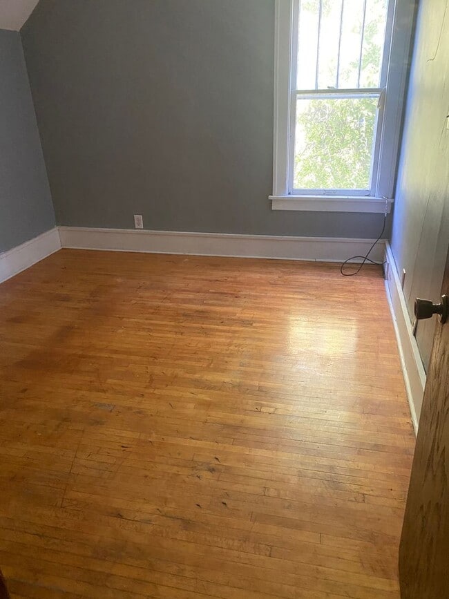 Building Photo - 300 13th St SW Unit 3 Up