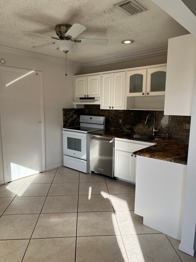 Photo - 119 Lakeview Ave Unit #2