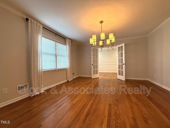 Photo - 212 Sampson St