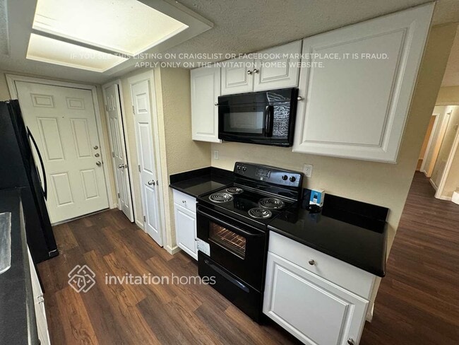 16422 Oxnard Ln