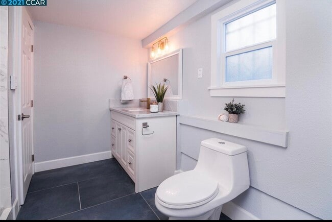 Photo - 4816 Bond St