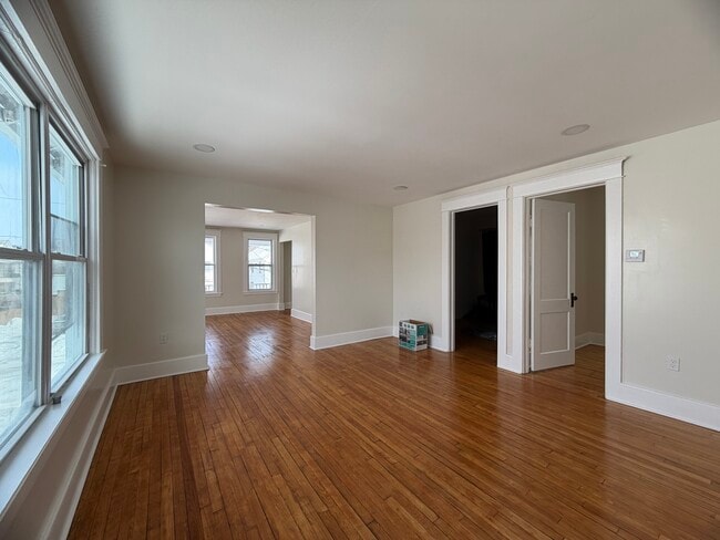 Photo - 608 Emily St Unit 3 bedroom apartment