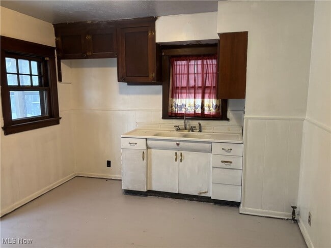 Photo - 365 Marmion Ave