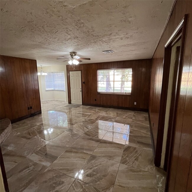 Building Photo - 2811 Wood River Rd Rental
