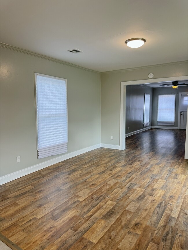 Photo - 1002 E Simcoe St