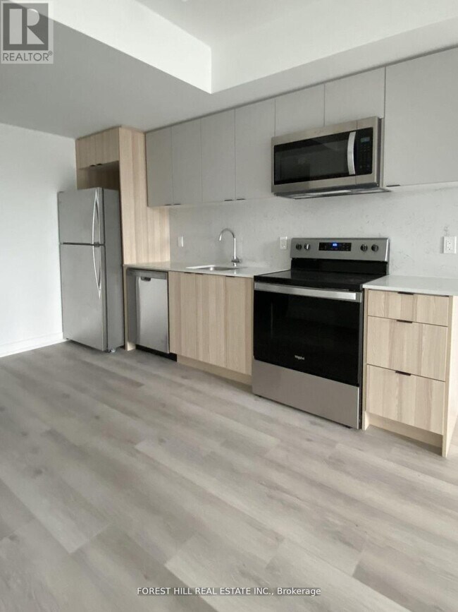 Photo - 2000 Bathurst St