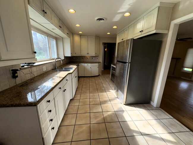 Photo - 454 W Twain Ave