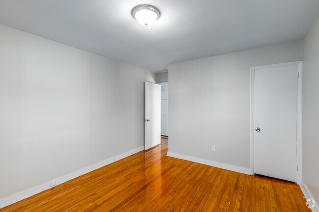 2BR, 1BA - 686SF - Primary Bedroom
