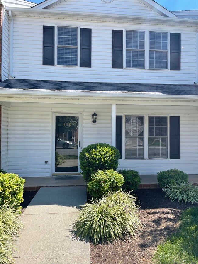 Photo - 696 Wyndhurst Dr