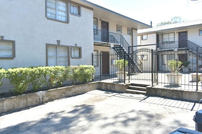 Building Photo - 2524 Binz St Unit 2