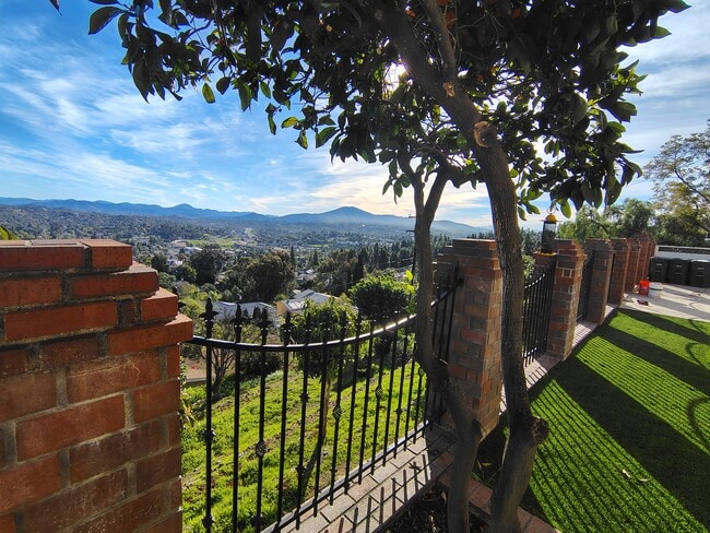 Building Photo - 4343 Valle Dr Unit Downstairs