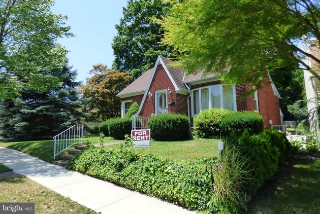 Photo - 430 Moul Ave