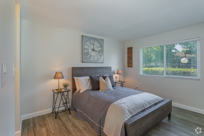 2BR, 1.5BA - 900 SF