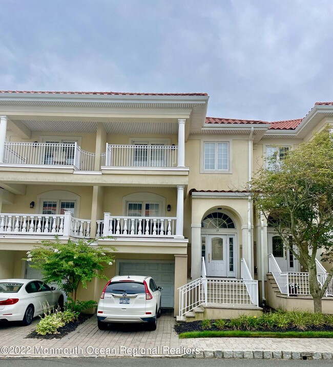 15 Riviera Dr