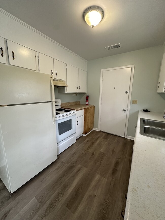 Photo - 906 Belleview Cir W