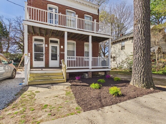 Building Photo - 1703 Oakdale Ave Unit Apt B