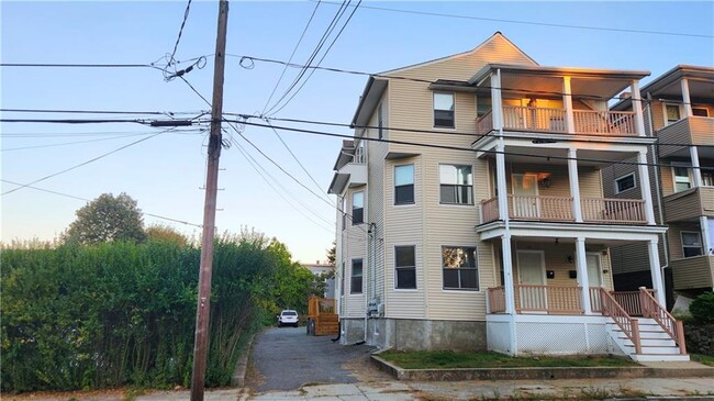 Building Photo - 126 Welles St Unit 1st Fl