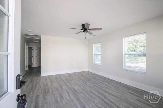 Photo - 1113 E 69th St