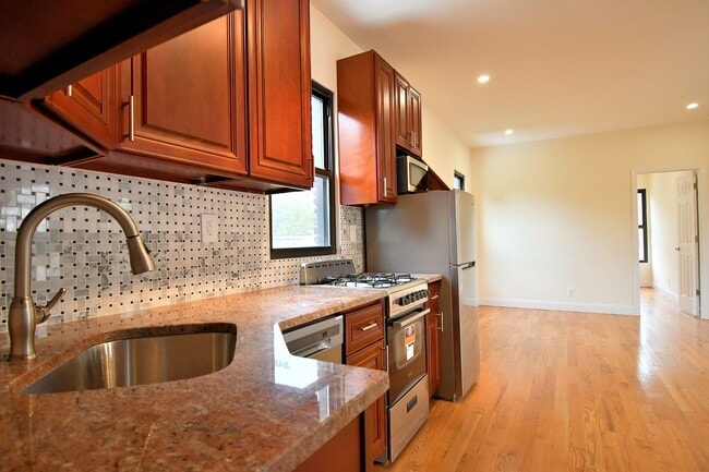 Photo - 2211 De Reimer Ave