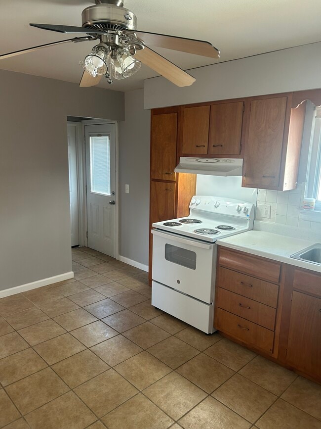 Photo - 1900 W Clark St