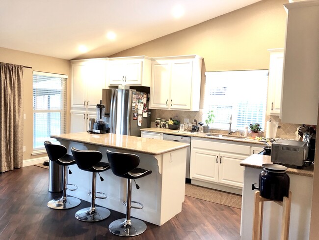 Photo - Beautiful 3 Bedroom 2 Bath Home~ Adorable!