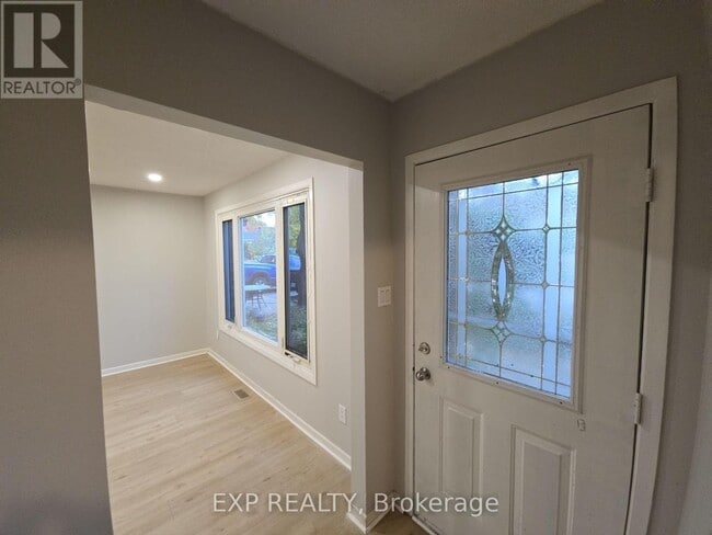 Photo - 89 Wellington St E