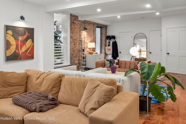 Photo - 417 Warren St