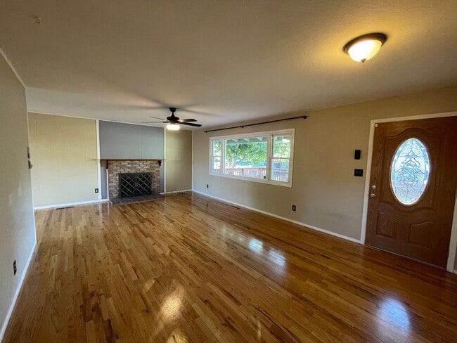 Photo - 1421 Samuel Way