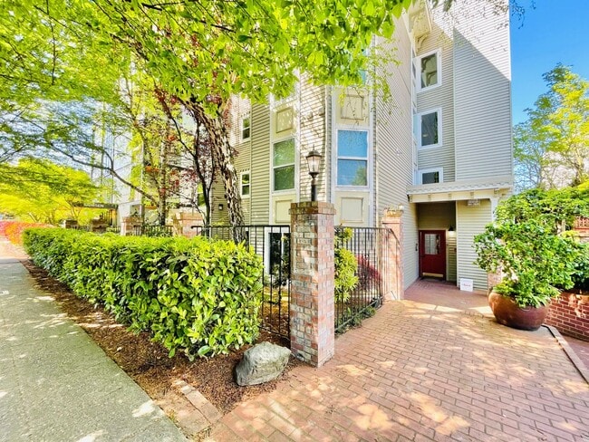 Building Photo - Spacious 2 Bedroom Condo with Fireplace & ...