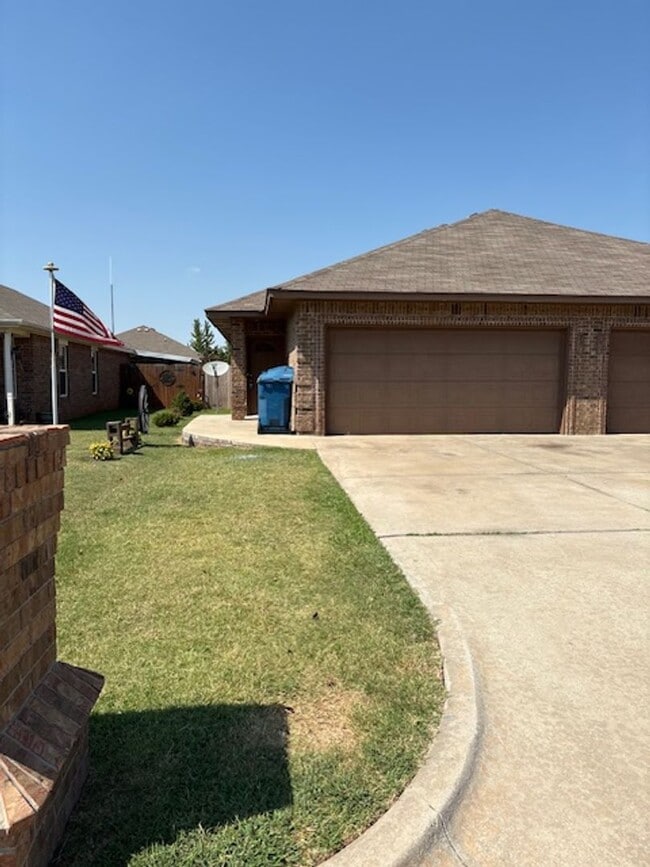 Building Photo - 3br 2ba duplex with 2 car garage!