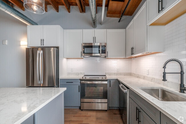 2BR, 2BA - 893SF - Kitchen