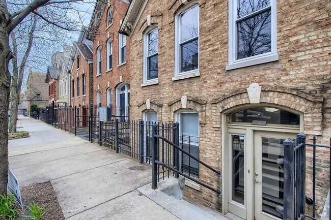 Building Photo - 1629 W Julian St Unit 1F Rental