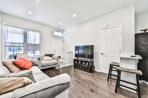 Living Room - 1411 W Flournoy St Unit #2