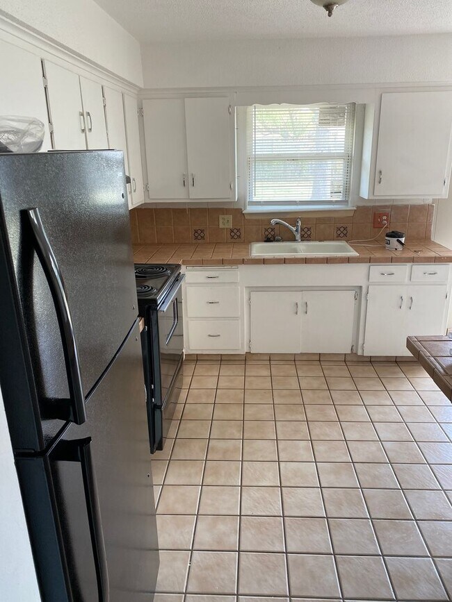 Photo - Available November 1st! 3 Bed/1.5 Bath Hou...
