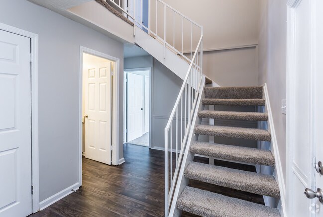 4 BR, 2.5 BA - 1800 SF - Entry