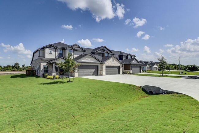 AVAILABLE NOW! LUXURIOUS TRIPLEX LOCATED O... - AVAILABLE NOW! LUXURIOUS TRIPLEX LOCATED O...