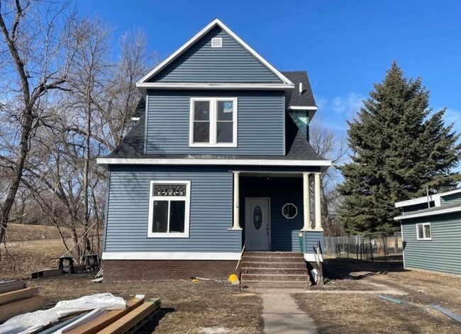 Building Photo - Newly Updated 5-Bedroom, 2-Bath Home – Spacious, Modern & Move-In Ready!