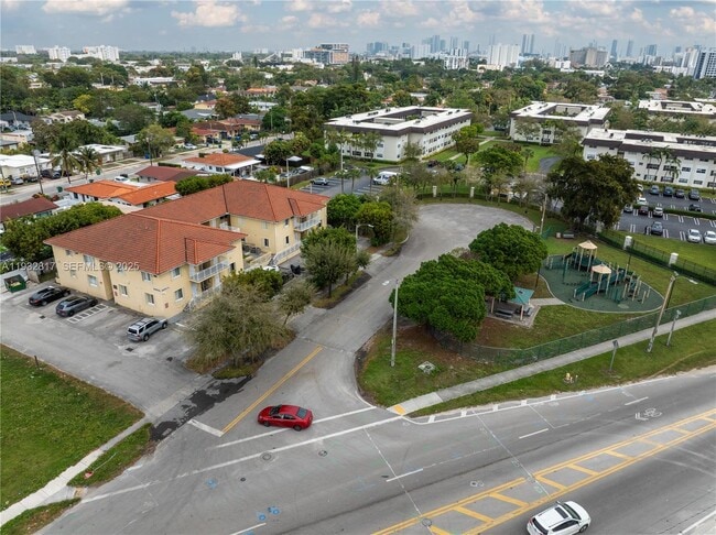 Building Photo - 2185 NW 16th Terrace Unit 13