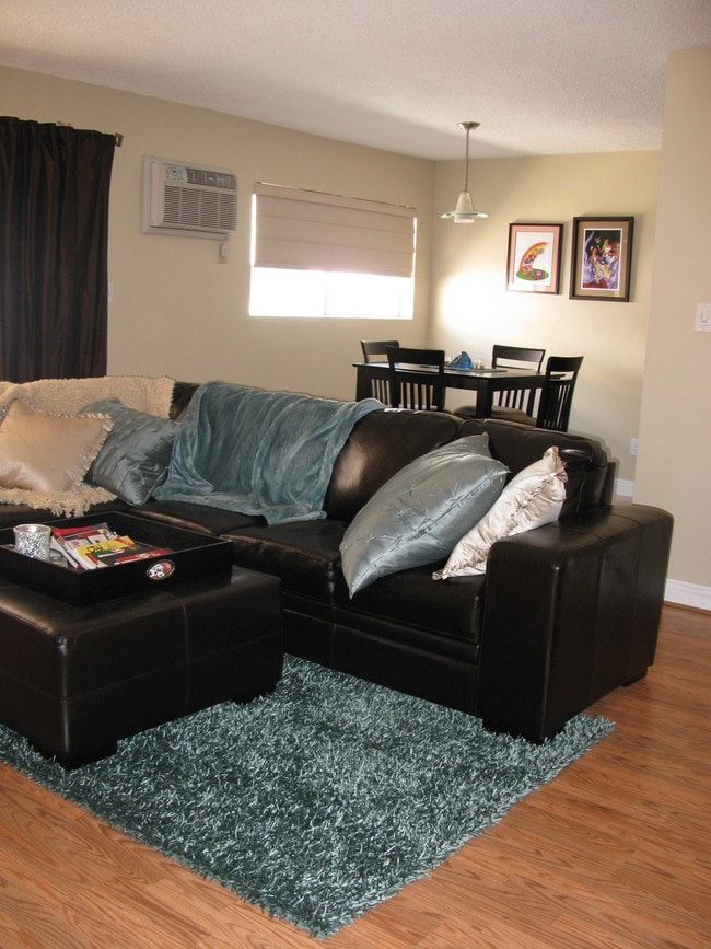 Comfy Spacious Living room - 960 Larrabee St Unit 220