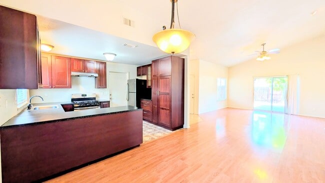 Building Photo - Beautiful 3BD/2BTH Single Family Home on C...