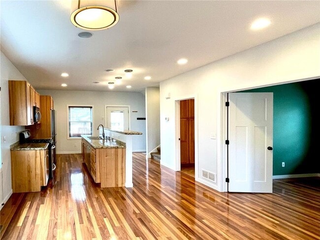 Photo - 403 Monroe Ave S