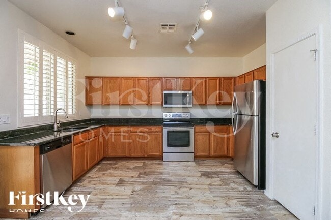 Photo - 1562 E Oakland St