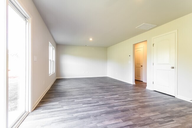 Photo - 662 Tacoma Trl